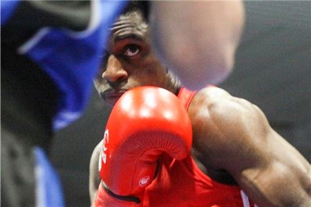 Das ZIel fest im Visier. Der Norder Ousmane Diallo will bei der U-22-DM in Saarbrücken eine Medaille holen. Dafür muss er heute seinen Viertelfinalkampf gewinnen. Foto: Johannes Müller