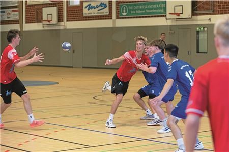 Dem Gegner körperlich überlegen. Die Juniorenhandballer der SG Aurich/Mareinhafe wussten sich entscheidende Vorteile zu verschaffen (wie hier im Spiel gegen Nordhorn). Foto: Ute Bruns