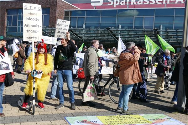 Tierschützer gehen in Aurich auf die Straße Demo in Aurich: Gegen Tiertransporte gingen am Samstag zahlreiche Menschen auf die Straße.
