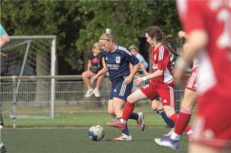 Den Ball behaupten. Im Landesligaduell im August zwischen Hage und Aurich II gab es keinen Sieger. Das wird nun im Bezirkspokal anders sein. Foto: Ute Bruns