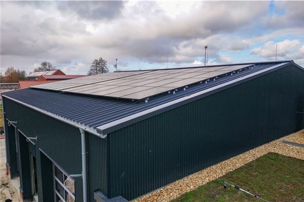 Den Feuerwehr-Neubau in Osteel hatTeKa Becker mit Solarmodulen versehen und die Elektroinstallation fertiggestellt. 