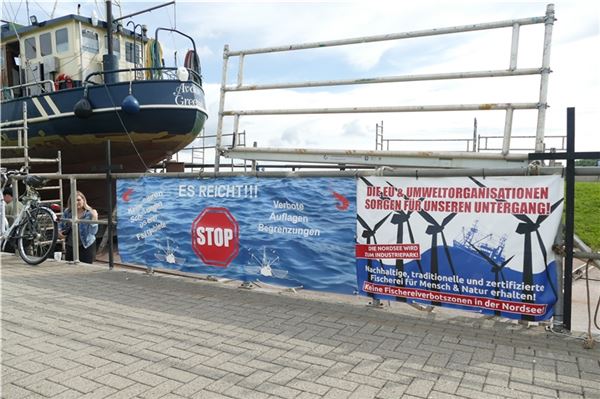 Den Fischern reicht es schon länger. Sie protestieren immer wieder, wie hier in Greetsiel, gegen die Verschlechterungen ihrer Arbeitsbedingungen. Fotos: Ute Bruns