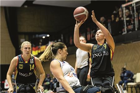 Den gegnerischen Korb anvisiert. Lena Knippelmeyer spielt nach einer Pause – wie hier gegen Frankreich – bei der Rollstuhlbasketball-EM wieder im Deutschland-Trikot. Foto: Steffie Wunderl