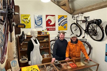 Denkwürdiges Treffen im Ostfriesischen Zweiradmuseum im Larrelter Polder: Der Rad-Verrückte Klaus Lüttgen aus dem Rheinland (r.) ist mit einem Damenrad aus den 20er-Jahren nach Ostfriesland geradelt. „Den will ich kennenlernen“, sagte sich Dinus Voß vom Museum. Und lud den Rheinländer aus Grevenbroich zu sich ein. Am Freitag traf man sich.Fotos: Stefan Bergmann