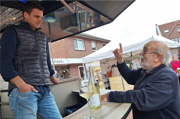 Der 22 Jahre junge Winzer Felix Kahren im Gespräch mit dem 78-jährigen Peter Reiser. Foto: Eva Requardt-Schohaus