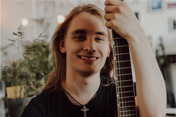 Der 23-jährige Marek Janietz aus Großheide veröffentlicht morgen seine erste EP namens „Laut“ mit fünf selbst geschriebenen Songs. Foto: privat