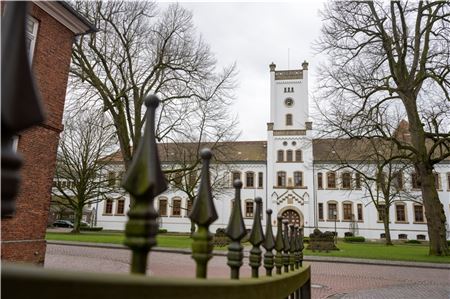 Der 68-Jährige gab am Donnerstag die Tötung seiner Ehefrau zu - und fiel durch Beleidigungen auf.