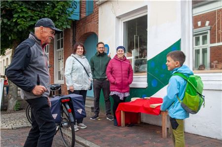 Der achtjährige Timotheus probierte ein kniffliges Murmelspiel des Kugelhauses aus. Fotos: Johannes Müller
