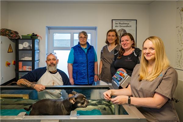 Der Aufbau einer eigenen Physiotherapie mit direkter Anbindung an die Tierarztpraxis ist ein weiterer Qualitätssprung. Hier arbeiten Michael Niedieker (links), Stefanie Windhövel (rechts) und Julia Heckelmann (Zweite von rechts).