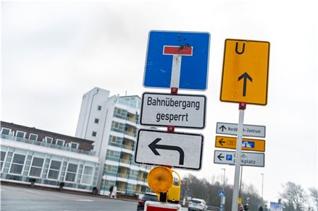 Der Bahnübergang an der Hafenstraße wird aufgrund notwendiger Bauarbeiten ab Mitte September voll gesperrt.