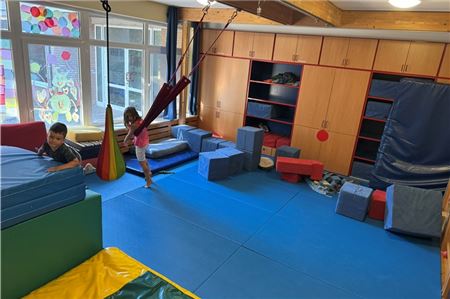 Der Bewegungsraum der Kindergartenkinder soll zu einem Klassenraum der angrenzenden Schule am Moortief umgewandelt werden. Die 36 Kita-Kinder müssten sich dann auf dem Flur austoben. Elternvertreter und Kita-Leitung sind dagegen. Fotos: Keno Klaassen