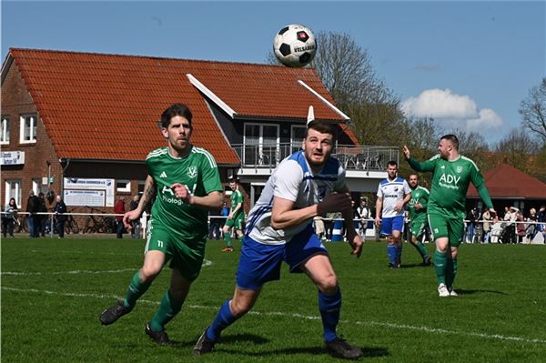 Der Blick ist starr auf den Ball gerichtet: Heute spielt der SV Concordia Suurhusen (im blau-weißen Trikot) gegen BW Filsum. Hier im Bild ist auch das Team des RSV Visquard zu sehen. Es spielt am Sonnabend. . Foto: Ute Bruns