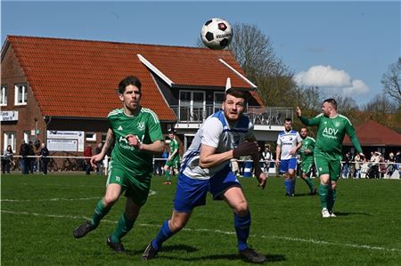 Der Blick ist starr auf den Ball gerichtet: Heute spielt der SV Concordia Suurhusen (im blau-weißen Trikot) gegen BW Filsum. Hier im Bild ist auch das Team des RSV Visquard zu sehen. Es spielt am Sonnabend. . Foto: Ute Bruns