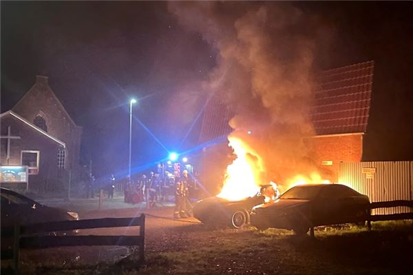 Der BMW brennt vollständig, auf den Mercedes greifen die Flammen gerade über.
