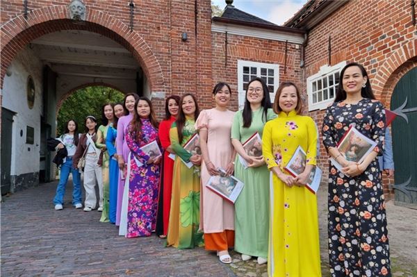 Der Chor Cäcilia Norden der vietnamesischen Gemeinschaft St. Ludgerus Norden trat während der Jubläums-Feier des Lions Clubs Norden-Nordsee auf. Foto: privat