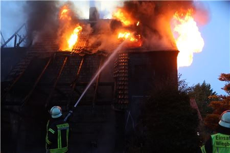 Der Dachstuhl im Vollbrand.