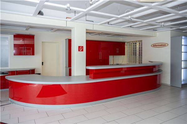 Gewerbeschau in Norden: 80 Betriebe – ein Wochenende voller Highlights Der Eingangsbereich des Möbelhauses.