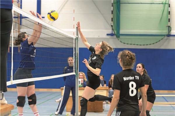 Der Einsatz stimmte. Gute Angriffe und Punktgewinne der Norderinnen wurden jedoch durch Annahmefehler zunichtegemacht. Foto: Ute Bruns