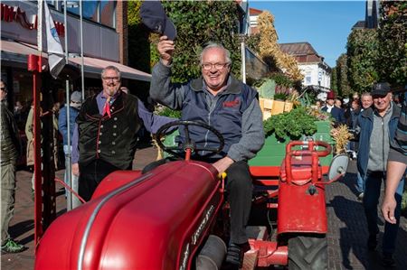 Der Erntewagen des Neuwesteeler Dörpvereins führte mit dem Spielmannszug „Sea Dogs“ den Korso an.