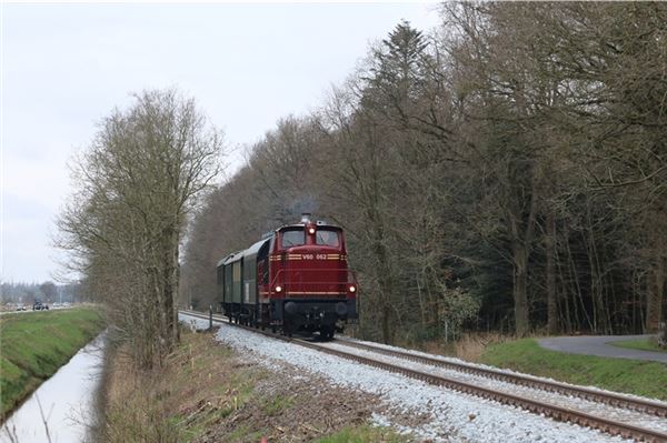 Der erste Museumszug der Saison fährt auf dem instandgesetzten Gleis in Lütetsburg.