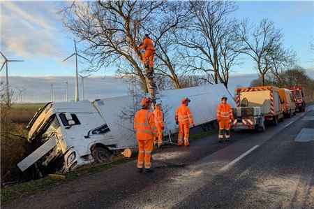 Der Fahrer wollte einem Reh ausweichen und landete im Graben.