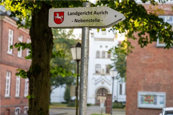 Der Fall wird im Auricher Landgericht verhandelt. Der Prozess wird fortgesetzt.