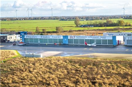 Der Flugplatz Emden wird voraussichtlich ab Januar aus der Ferne gesteuert. Foto: Sina Schuldt/dpa