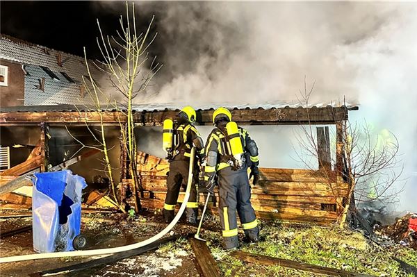 Der Freiwilligen Feuerwehr Osteel gelang es, den brennenden Schuppen zu löschen. Foto: Carsten Redenius
