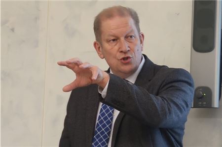 Der Geschäftsführer der Trägergesellschaft Kliniken Aurich-Emden-Norden bleibt auf seinem Posten.