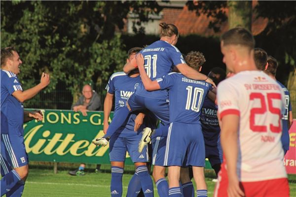 Der große Coup des Ostfriesland-Cups 2024. Der Süderneulander SV (vorn Kapitän Sven Fischer und Bent Campen) zog völlig überraschend ins heutige Finale ein. Foto: Till-Oliver Becker