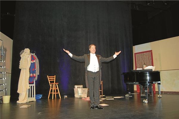 Der Hamburger Sänger, Regisseur und Autor Philip Lüsebrink gibt im Januar 2026 ein besonderes Konzert zugunsten der Norder Bühne.