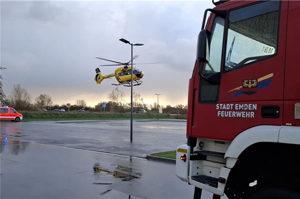 Der Hubschrauber landete auf dem Parkplatz eines Supermarktes.