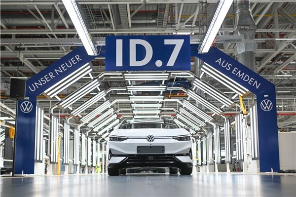 Der ID.7, neues Flaggschiff von Volkswagen, wird offiziell ab heute in Emden gebaut. Die Vorserie läuft jedoch schon seit einigen Monaten. 
