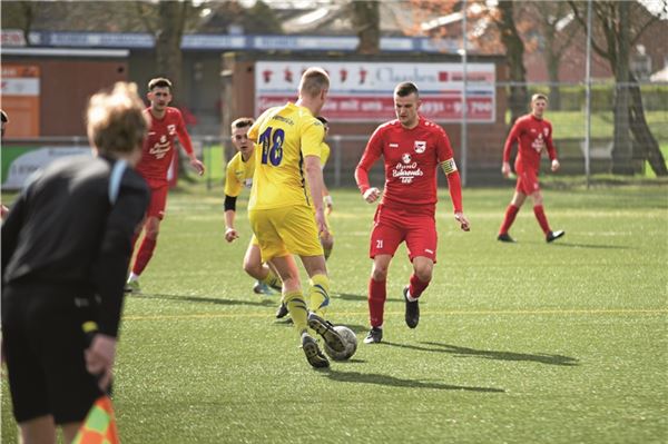 FC Norden punktet fleißig weiter Der Kapitän geht voran. Jens Bakker markierte das 2:0 selbst und legte den entscheidenden dritten Treffer auf. Foto: Daja Ecke
