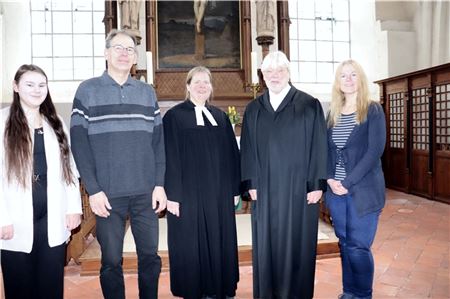 Der Kirchenvorstand mit Leonie Geiken (v.l.), Jan Detterer, Pastorin Johanna Flade und Angela Neuland (rechts) freuten sich sehr, dass Karl-Ernst Wahlmann zu seinem Ordinationsjubiläums erneut nach Osteel kam. Foto: Michaela Kruse