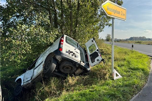 Der Kleintransporter wurde in den Graben gestoßen und erlitt Totalschaden. Die Fahrerin wurde leicht verletzt.