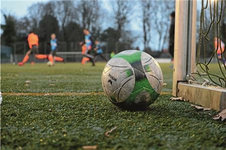Der Kunstrasenplatz der Jahnsportanlage könnte zum Zankapfel unter den Norder Fußballvereinen werden.