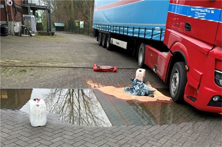 Der Lkw verlor nach Feuerwehrangaben etwa 300 bis 400 Liter an Diesel.