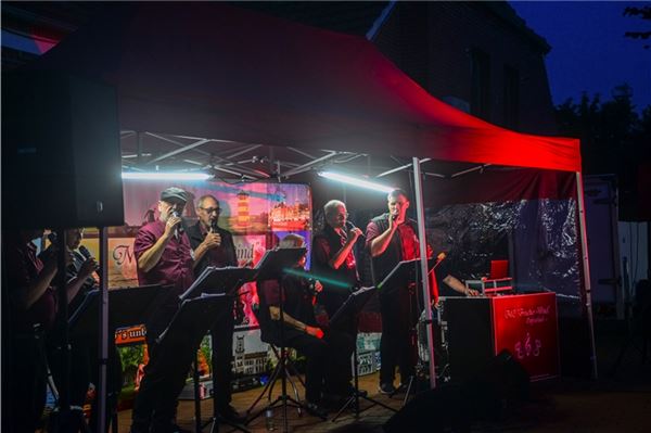 Nachtbummel mit Musik und vielen Angeboten Der Männerchor „Frischer Wind“ musiziert auch in diesem Jahr vor dem Textilhaus Ennenga.