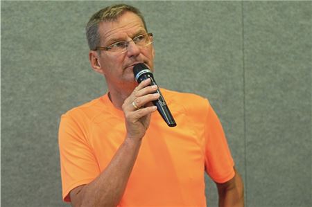 Der Mann in Marienhafe am Mikrofon. Mit dem letzten Heimspiel der Saison der TuRa-Handballer gegen den Wilhelmshavener SSV verabschiedet sich der Hallensprecher Bernhard Schwitters. Foto: KURIER-Sport