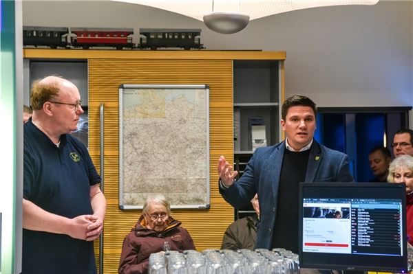 Der MKO-Vorsitzende Christian Walther (l.) hört gespannt zu, was Jelto Müller, Geschäftsführer der Wirtschaftsförderung Landkreis Aurich GmbH zu sagen hat.