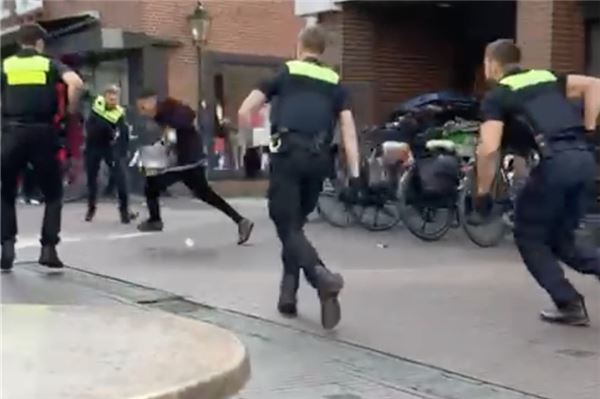 Der Moment, in dem der Mann vor der Polizei flüchtet - ein Screenshot aus einem im Internet kursierenden Video, Urheber unbekannt.