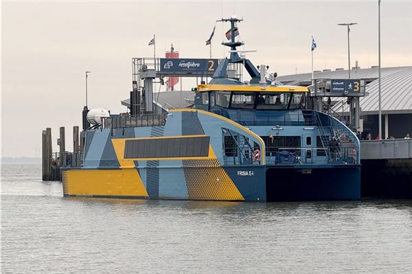 Der neue E-Katamaran der Reederei Norden-Frisia liegt im Hafen der Insel Norderney. Der Katamaran soll voraussichtlich im April als erstes rein elektrisch betriebenes Seeschiff unter deutscher Flagge den Fährverkehr zwischen Norderney und Norddeich.