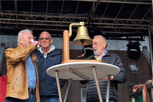 Der neue Ehrenstörtebeker Eilert Janssen (v.l.) leert den Becher nach historischem Vorbild. Neben ihm Manfred Kruse und Johann Tjaden.
