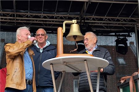 Der neue Ehrenstörtebeker Eilert Janssen (v.l.) leert den Becher nach historischem Vorbild. Neben ihm Manfred Kruse und Johann Tjaden.