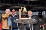 Der neue Ehrenstörtebeker Eilert Janssen (v.l.) leert den Becher nach historischem Vorbild. Neben ihm Manfred Kruse und Johann Tjaden.