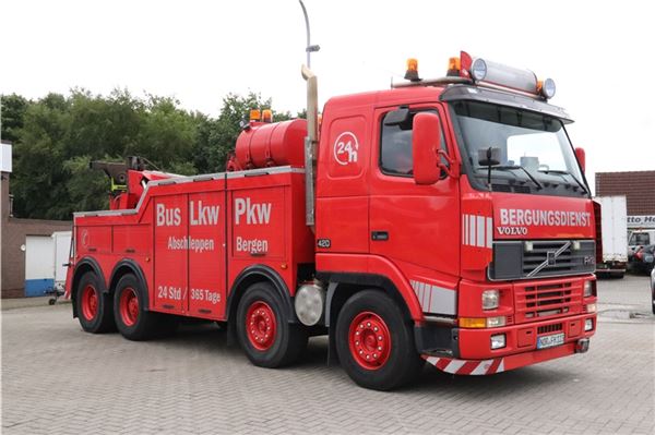 Der neueste Zugang: ein 44-Tonnen-Lkw vom Typ FH12 von Volvo, speziell angeschafft für Einsätze im Bereich Landwirtschaft und Schwerverkehr.