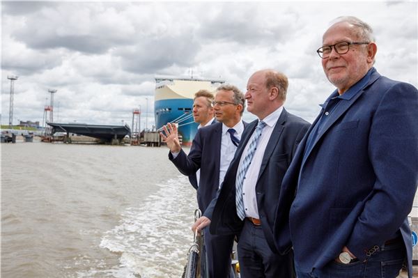 Der Niedersächsische Finanzminister Reinhold Hilbers (2. von rechts) besucht den Hafen in Emden. Von links: Aiko Hollander (Abteilungsleiter Technik), Holger Banik (Geschäftsführer Niedersachsen Ports) und Folker Kielgast (Technischer Geschäftsführer Niedersachsen Ports).