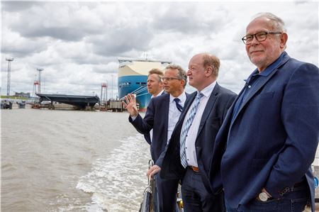 Der Niedersächsische Finanzminister Reinhold Hilbers (2. von rechts) besucht den Hafen in Emden. Von links: Aiko Hollander (Abteilungsleiter Technik), Holger Banik (Geschäftsführer Niedersachsen Ports) und Folker Kielgast (Technischer Geschäftsführer Niedersachsen Ports).