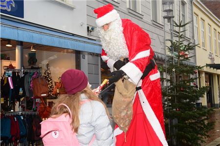 Der Nikolaus hält auf ungewöhnliche Art Abstand. 